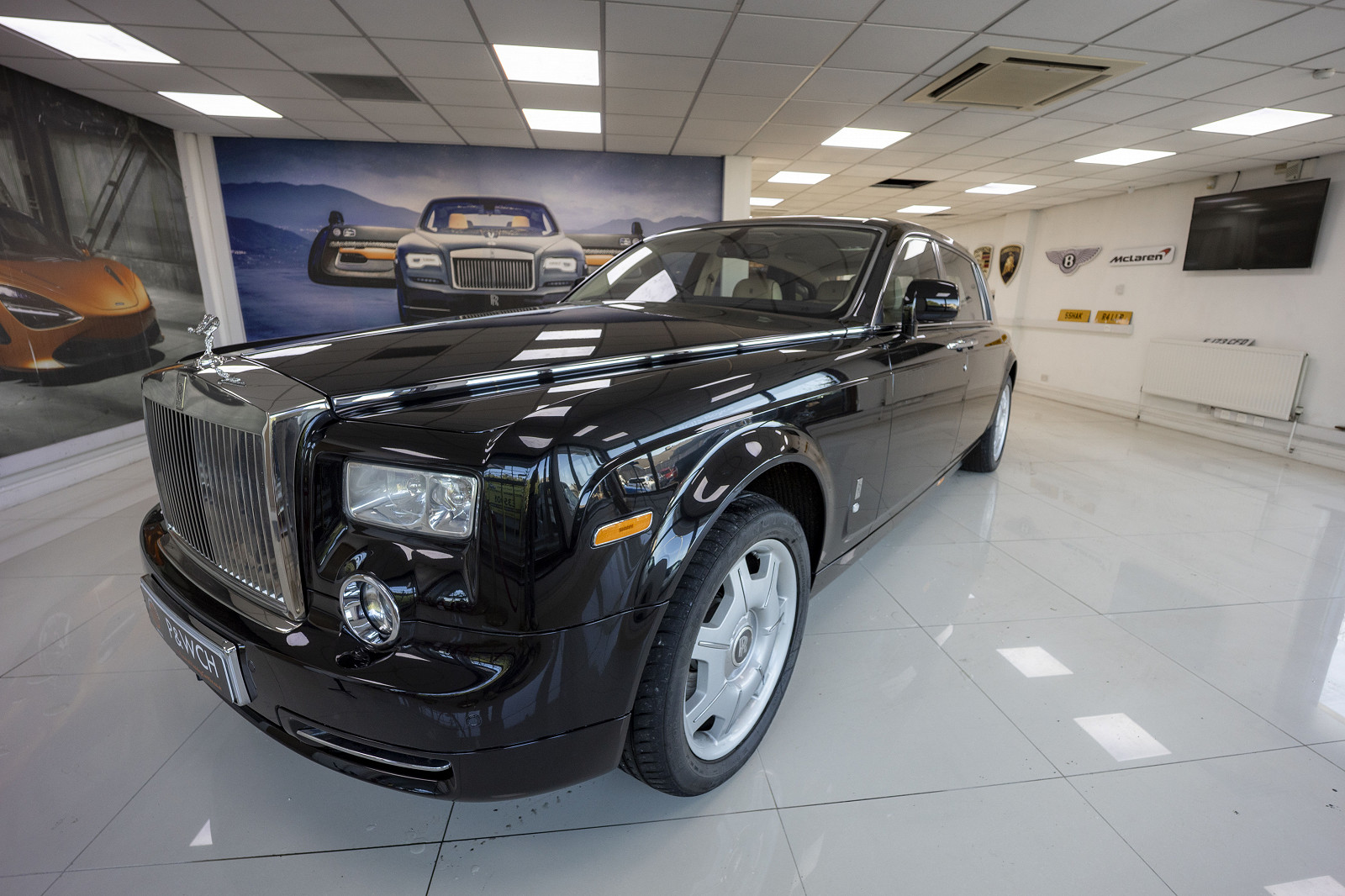 Rolls-Royce Phantom LWB (Black)