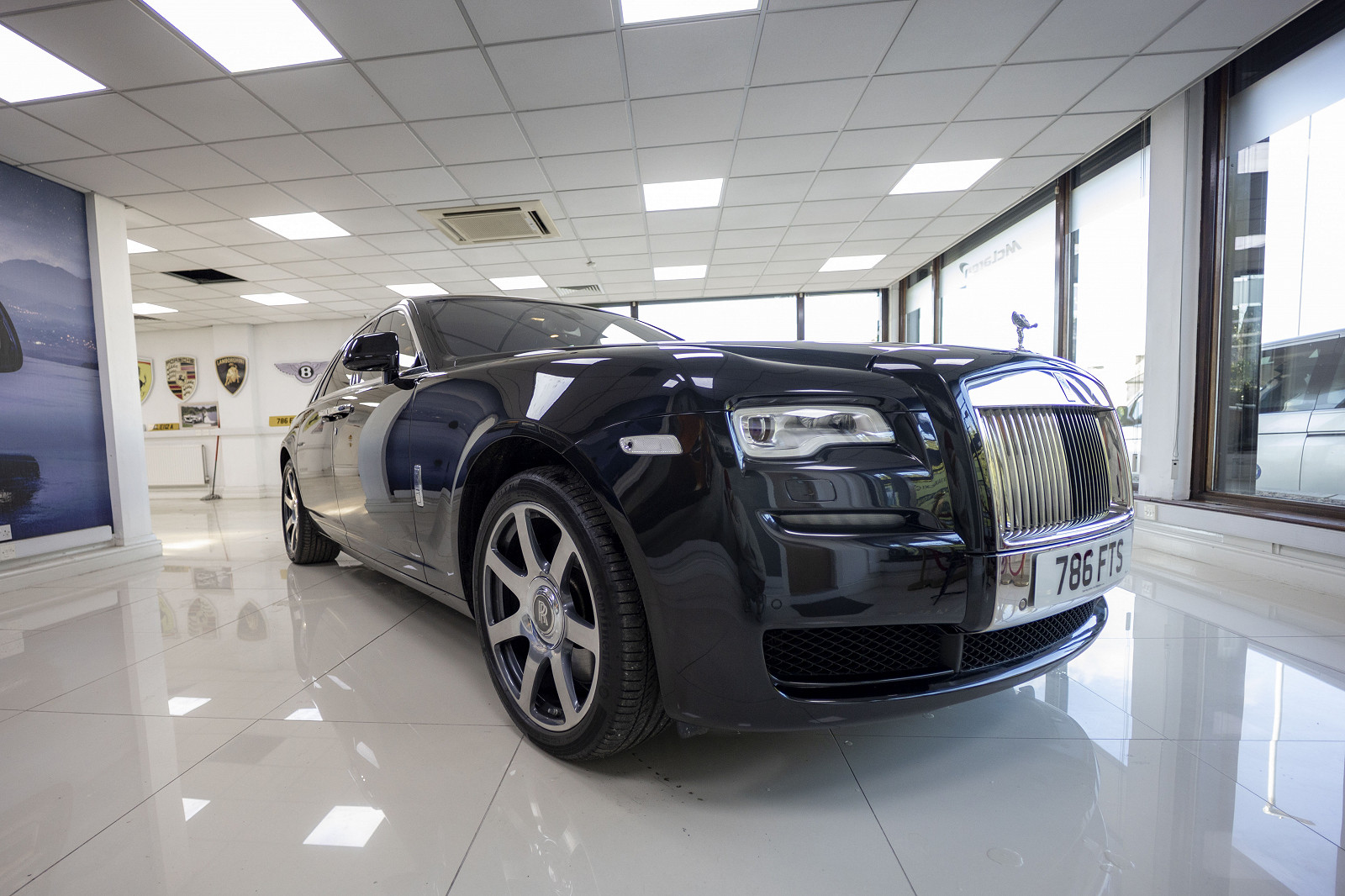 Rolls-Royce Ghost (Black)