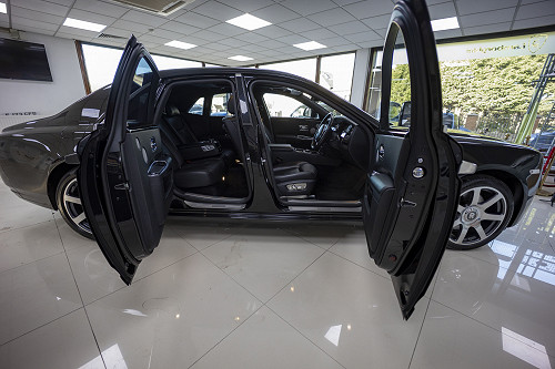Rolls-Royce Ghost - Doors open